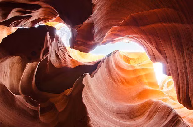  1. Hẻm núi Antelope Canyon, bang Arizona, Mỹ: Tọa lạc trên vùng đất Navajo (thuộc tiểu bang Arizona, Tây Nam nước Mỹ), hẻm núi Antelope là một tác phẩm chạm khắc điêu luyện mà thiên nhiên ban tặng cho con người. Nó được coi như một viên ngọc có sức mạnh ma thuật, huyền bí và tạo sự cuốn hút lớn đối với những ai đã từng được chiêm ngưỡng vẻ đẹp ấy.