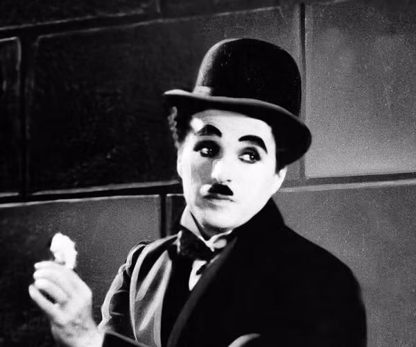  3. Vua hề Charlie Chaplin: Charles "Charlie" Chaplin là nhật vật nổi tiếng trong lịch sử với vai diễn hề của mình và ông cũng có rất nhiều câu chuyện riêng. Cha mẹ của ông không phải những người gương mẫu.