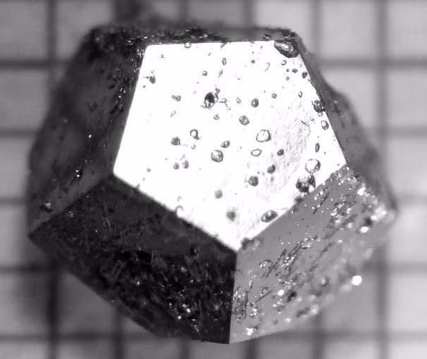 Giả tinh thể (quasicrystal) là một dạng tồn tại khác biệt của chất rắn, trong đó các nguyên tử sắp xếp dường như đều đặn nhưng không có sự lặp lại.