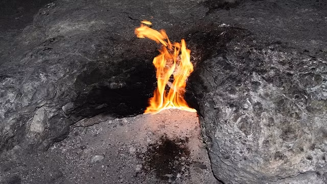 “Dĩ nhiên không thể là một thế lực siêu nhiên nào gây ra”, thẩm phán Mickey Pendergrass nói. “Quỷ satan không gây ra hố sâu như vậy”.