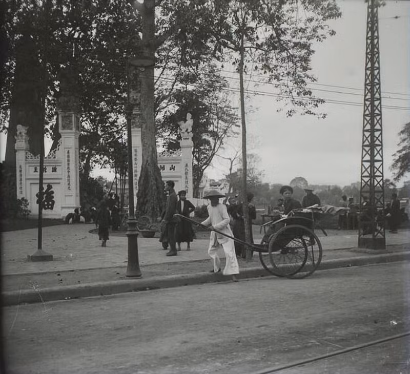 Tết ở Hà Nội, tháng Giêng 1928 - phía trước cổng Đền Ngọc Sơn.