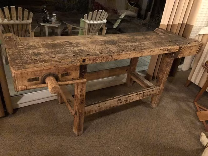 10. “Tôi thừa kế chiếc bàn cổ này từ cha. Ông đã sử dụng nó như một chiếc ghế sofa trong nhiều năm.”