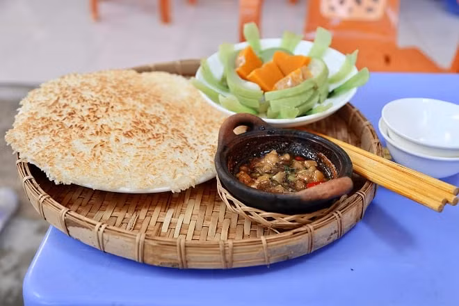 1 - Cơm cháy kho quẹt: Mang hương vị dân dã, món cơm cháy kho quẹt được rất nhiều người ưa thích. Chỉ một phần cơm cháy vàng giòn rụm cùng một nồi kho quẹt gồm tôm khô, thịt ba chỉ, tóp mỡ, hành, ớt nhưng lại đủ gây nghiện.