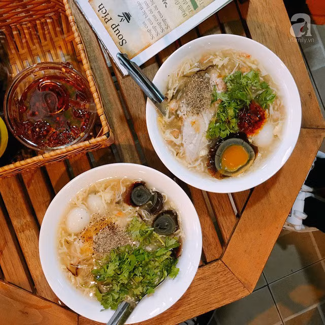 5 - Súp cua: Đây là món ăn vặt mà người dân TP.HCM vô cùng quen thuộc. Giá rất rẻ mà chất lượng món súp cua cực kỳ chất lượng. Nước súp sệt quyện cùng trứng gà, thịt cua sẽ hấp dẫn bạn đến cùng.