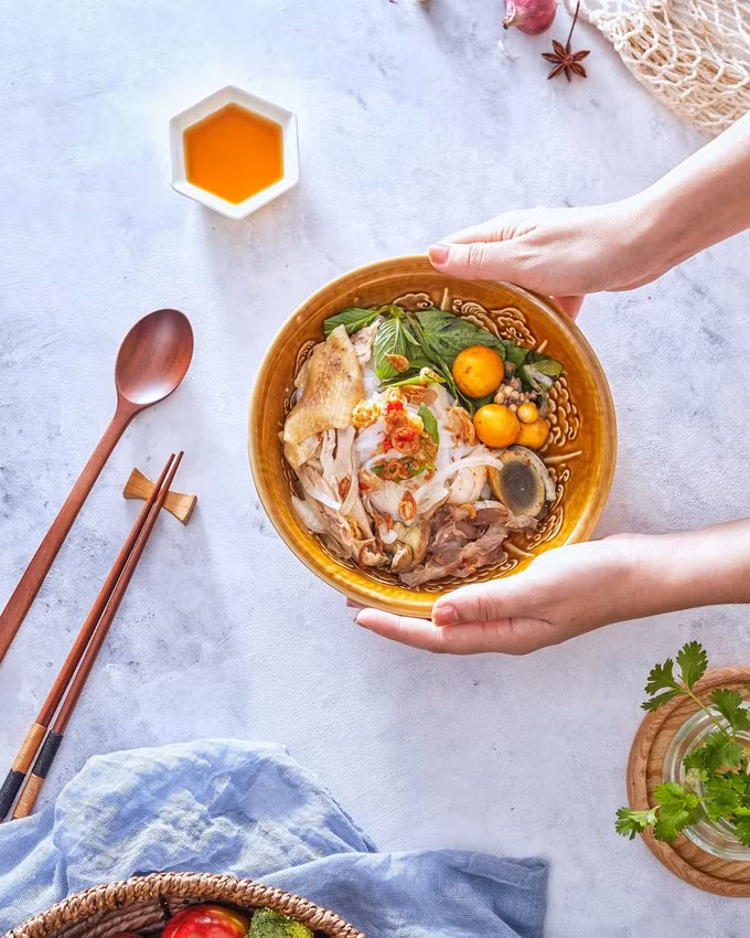 TP. HCM là điểm đến yêu thích của du khách trong và ngoài nước. Không chỉ gây ấn tượng bằng sự hiện đại của mình, nơi đây còn hút khách nhờ vô số các món ăn ngon không thể cưỡng từ. Hiện tại, dịch Covid-19 ở TP. HCM diễn biến phức tạp, các hàng quán đều đóng cửa, ngay khi hết dịch, mọi người hãy cùng khám phá thiên đường ẩm thực với danh sách các món ngon nhé.
