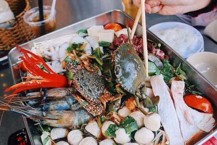 6 - Lẩu Thái: Có rất nhiều quán lẩu Thái cực ngon ở Sài Gòn, vị chua cay đặc trưng kết hợp cùng vị ngọt từ thịt, tôm, ngao, ghẹ.. sẽ khiến người ăn cảm thấy vô cùng mĩ vị.
