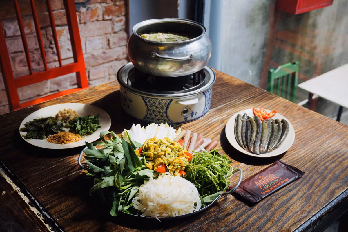 4 - Lẩu cá: Lẩu cá Sài Gòn có nước trong, rất ngọt, thêm chút vị chua từ lá giang, ăn kèm với các loại rau vùng miền Tây và hải sản đậm đà, ăn một lần là nhớ mãi không quên.