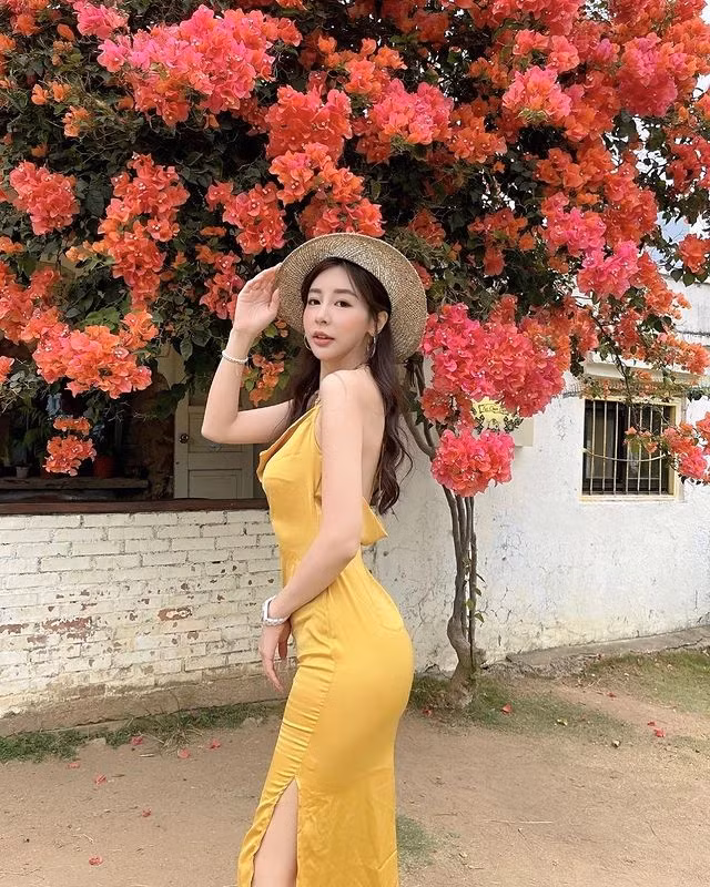 Dù đồ lụa rất khó mặc và sẽ để lộ nhiều khuyết điểm trên cơ thể nhưng mặc lên người của Rita lại hoàn mỹ vô cùng.