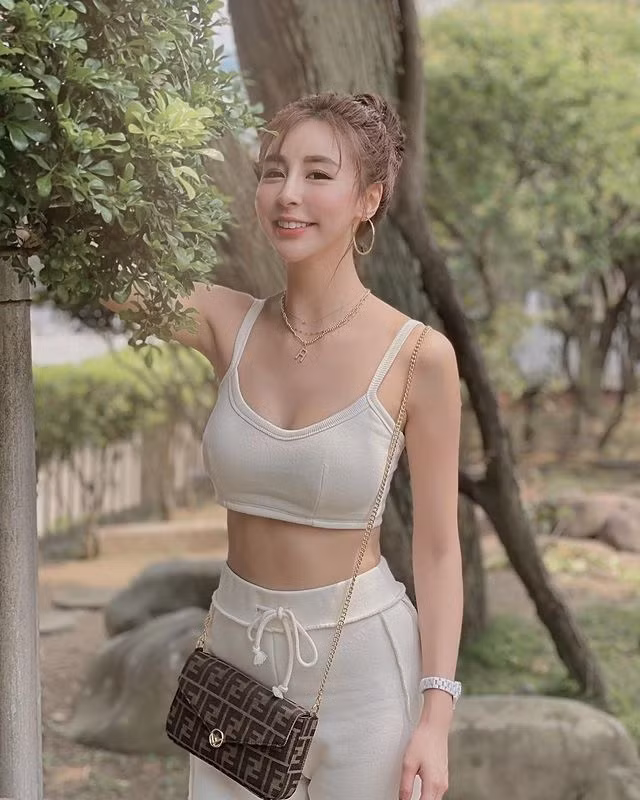 Diện set đồ thể thao đơn giản, Rita vẫn xinh đẹp nổi bật. Bộ trang phục này của cô nàng được đánh giá là cực phù hợp với nữ tiếp viên.