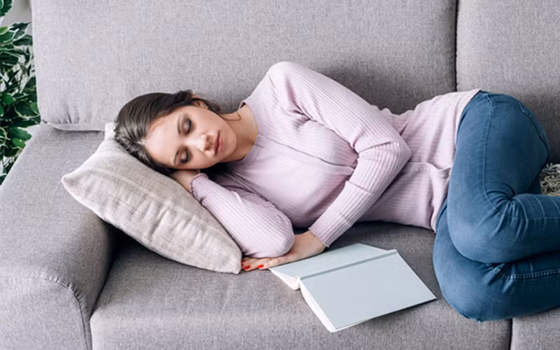 4 điều không làm gồm có - Thứ nhất, không bỏ ngủ trưa. Mùa hè ngày dài đêm ngắn, nhiệt độ ban ngày cao mọi người tiêu hao nhiều thể lực, ban đêm nhiều người ngủ ít, dễ cảm thấy mệt mỏi, thiếu sức sống, năng lượng. Vì vậy, tốt nhất nên ngủ trưa để phục hồi thể lực và chống say nắng.