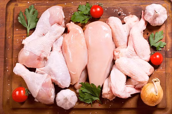 Thịt nạc và thịt gia cầm: Khi bạn không được cung cấp đủ protein, tóc của bạn sẽ muốn "nghỉ ngơi". Một khi tóc ngừng phát triển và tóc cũ rụng đi có thể gây hói. Để có được protein từ thịt, hãy chọn thực phẩm nạc như thịt gà vì chúng có ít chất béo bão hòa hơn thịt bò và thịt lợn.