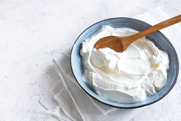 Sữa chua Hy Lạp: Sữa chua Hy Lạp giàu protein là nền tảng của mái tóc. Món này cũng có thành phần vitamin B5 (axit pantothenic) giúp máu lưu thông đến da đầu và tăng trưởng tóc nhanh chóng, thậm chí có thể giúp ngăn ngừa tóc mỏng và rụng.