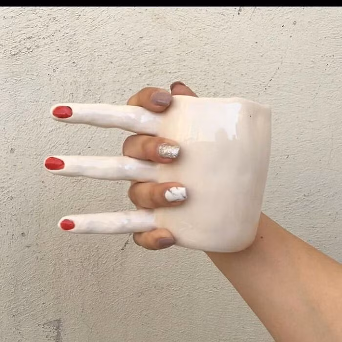 Một phụ kiện tương tự với chiếc túi bên trên, tuy nhiên trông xấu và đơn giản nhiều.