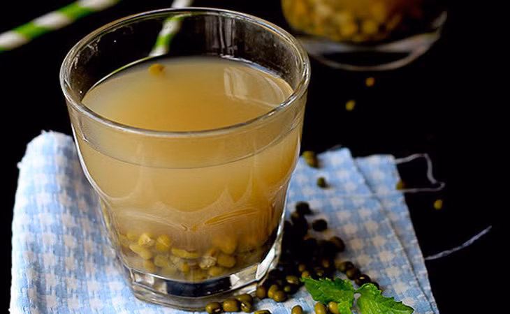 Loại nước thứ nhất là nước đậu xanh, loại nước này mát lạnh, thơm ngon, bổ dưỡng, cách pha chế rất đơn giản, sử dụng nguyên liệu chính là đậu xanh. Chỉ cần đun đậu xanh trong điều kiện thiếu oxy như đậy vung cho đến khi đậu mềm. Mục đích của việc làm này là ngăn nước kiềm oxy hóa polyphenol trong đậu xanh, giúp cơ thể giải nhiệt, bổ sung dưỡng chất.