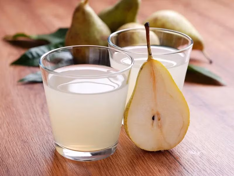 Cách làm rất đơn giản, dùng một ít lê thái hạt lựu và đường phèn, thêm lượng nước thích hợp khi nấu. Lưu ý là những người bệnh tiểu đường có thể thay đường phèn bằng quả chà là đỏ, long nhãn.