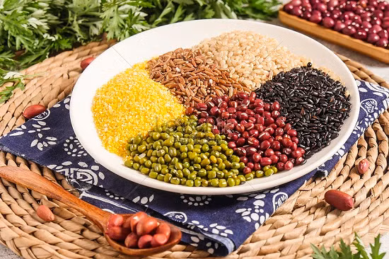 Thế nhưng ông Trịnh lại ăn quá thường xuyên và liên tục suốt thời gian dài. Ngũ cốc nguyên hạt tuy tốt nhưng không thích hợp ăn suốt cả ngày và ăn liên tục bởi hầu hết các loại ngũ cốc thô này là yến mạch, ngô, khoai lang chứa nhiều cacbohydrat, ăn quá nhiều dễ làm tăng cacbohydrat trong cơ thể để rồi chuyển hóa thành chất béo. Chất béo tích tụ trong cơ thể dẫn đến triglycerid cao làm tăng nguy cơ mắc các bệnh tim mạch và mạch máu não.