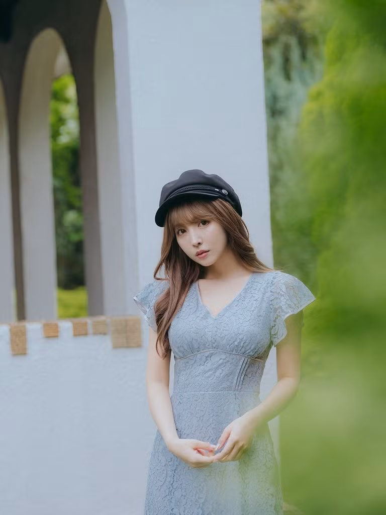 Cô nàng thường diện những bộ trang phục điệu đà, khoe dáng vẻ xinh đẹp như nữ thần của mình.