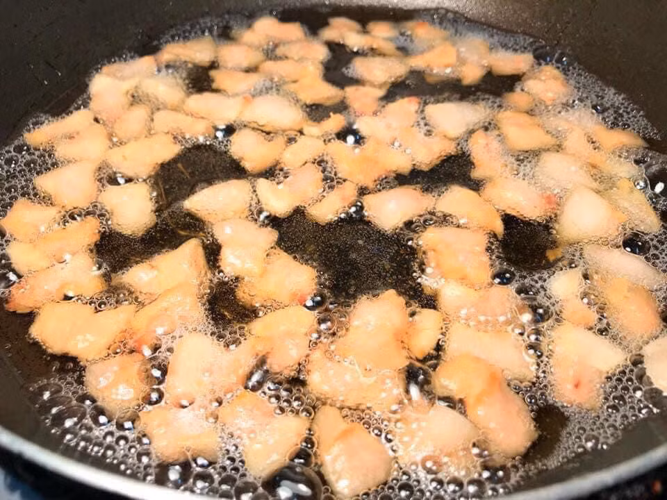 Đầu tiên, trước khi bắc nồi lên bếp thì cho một lượng nước thích hợp vào. Khi đun từ từ trên lửa nhỏ cho tới sôi, khuấy liên tục. Cho nước vào là để mỡ không bị dính đáy nồi, không bị cháy, đen. Mỡ cũng sẽ bay hơi toàn bộ trong quá trình rán.