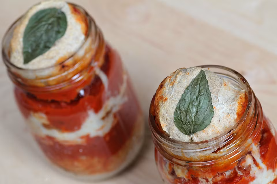 Pizza hũ, động đáo ở chỗ không được làm trên đế bánh mì và cho vào hũ với các nguyên liệu truyền thống như phô mai, sốt cà chua.