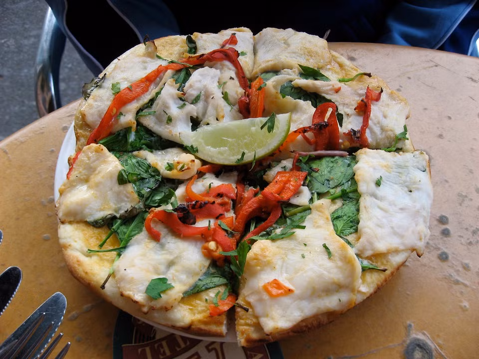Thực tế, trước pizza tinh hoàn gà, cũng từng có những loại pizza kỳ quặc khác gây được sự chú ý lớn của dư luận. Trong hình là chiếc pizza cá sấu có nguyên liệu chính là thảo mộc Thái, nước cốt dừa và thịt cá sấu.