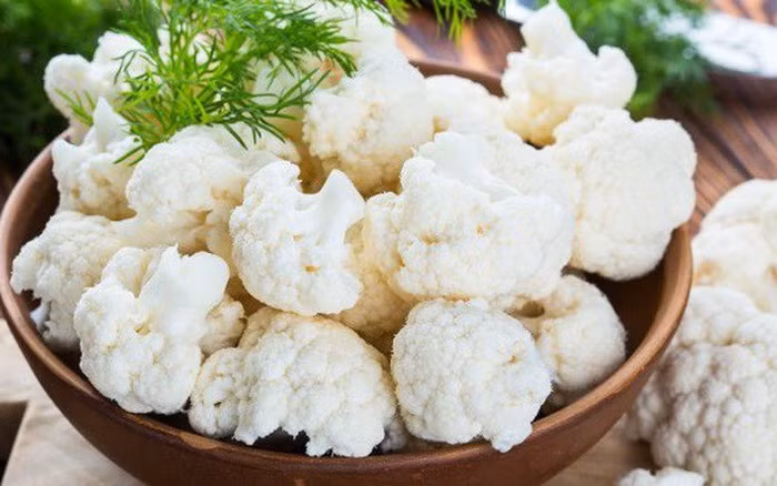 Nguyên nhân chính là do súp lơ trắng chứa nhiều vitamin và chất chống oxy hóa, có tác dụng loại bỏ các gốc tự do trong gan và ngăn ngừa lão hóa tế bào gan, từ đó tăng cường chức năng gan, tránh các bệnh về gan như gan nhiễm mỡ.