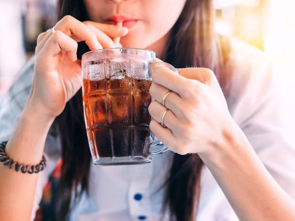 Bạn chỉ được ăn rất ít đường mỗi ngày mà thôi bởi đường không chỉ dễ dàng khiến não yêu cầu bạn ăn nhiều hơn, đường thậm chí ảnh hưởng đến việc tiết ra hormone tăng trưởng, uống và ăn đồ ngọt mỗi ngày sẽ có tác hại lớn.