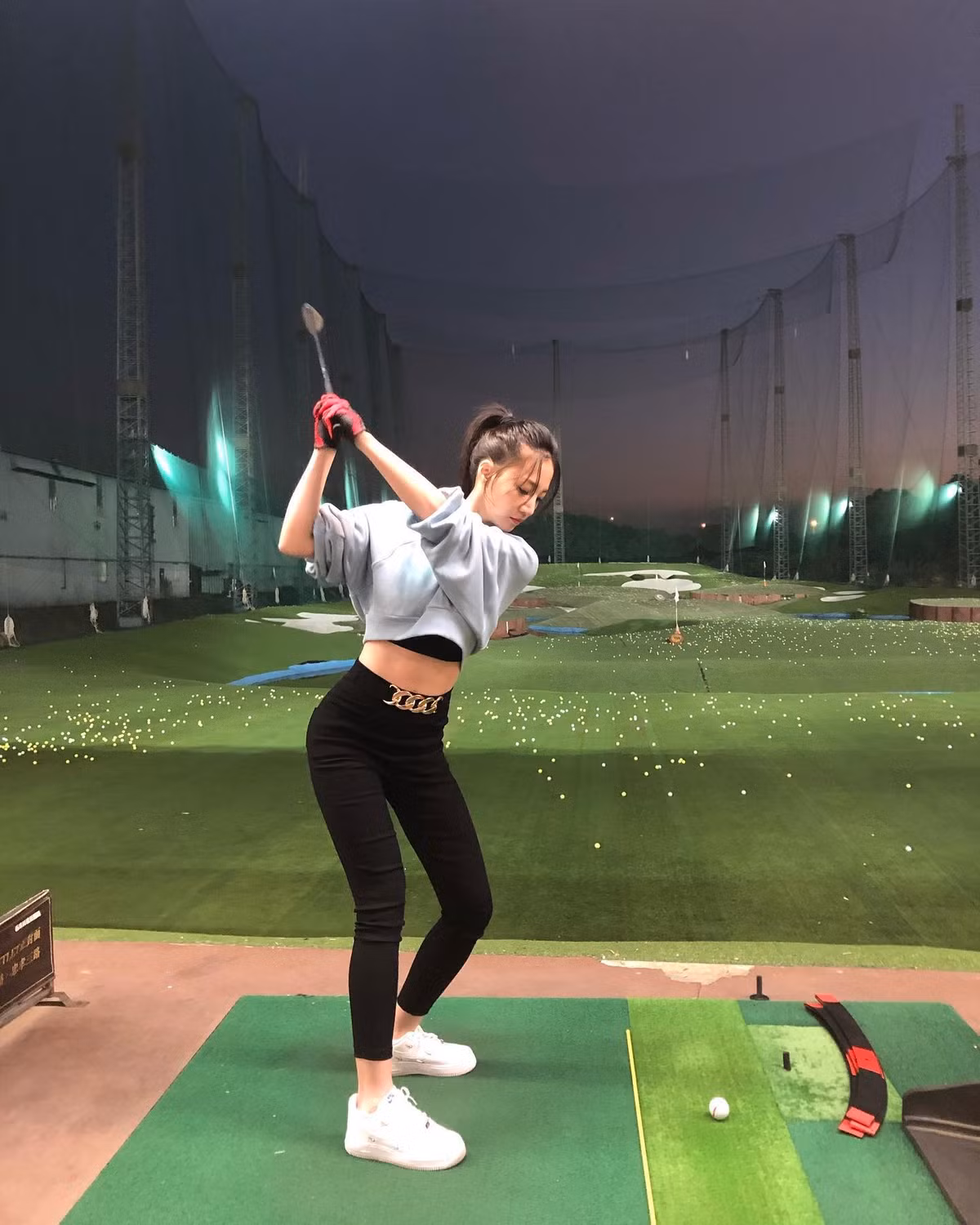Cô nàng có thường xuyên chơi golf và luôn nỗ lực hoàn thiện bản thân mình.