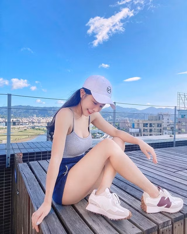 Mới đây, Vu Dĩ Huyên tung ra những hình ảnh diện đồ đơn giản, ngồi trên bệ gỗ nhưng vẫn khoe khéo được thân hình nóng bỏng, khiến người hâm mộ thích thú, tán dương không ngớt.