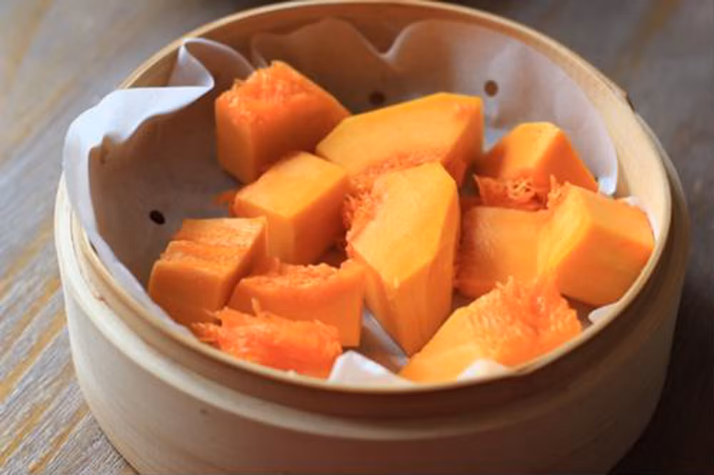 Bên cạnh đó, bí đỏ còn có tác dụng dưỡng khí, hạ mỡ máu, hạ đường huyết, người thường xuyên thức đêm ăn bí đỏ sẽ có lợi cho gan, giúp dưỡng gan, bảo vệ gan.