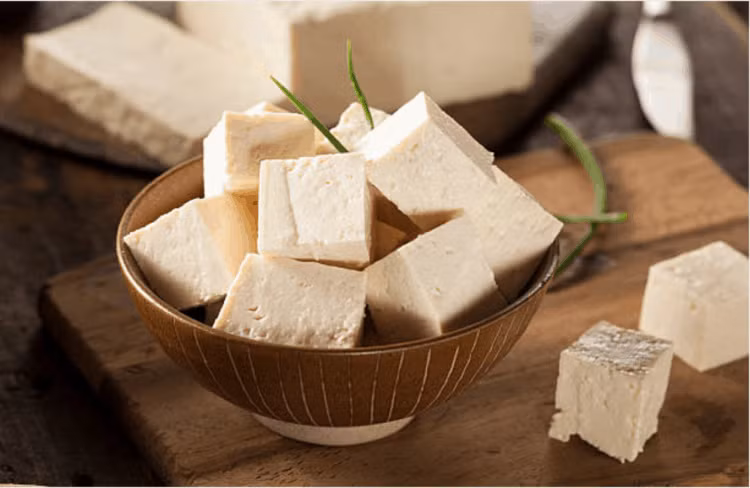 Đầu tiên là đậu phụ. Đậu phụ là một loại thực phẩm giàu protein, lượng protein cao có thể bảo vệ tế bào gan và thúc đẩy quá trình sửa chữa và tái tạo tế bào gan. Ngoài ra trong đậu phụ có chứa cysteine có tác dụng đẩy nhanh quá trình trao đổi chất trong cơ thể con người, giúp giải độc cho gan và có vai trò bảo vệ gan.