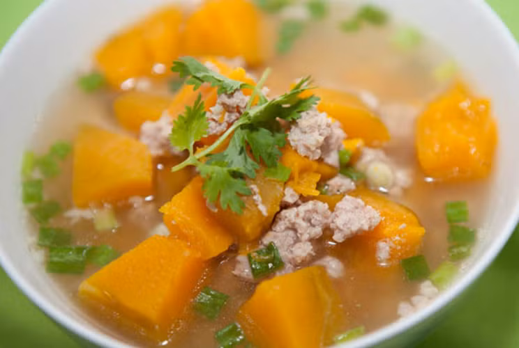 Theo tìm hiểu, bí đỏ còn chứa một lượng lớn vitamin C có tác dụng tăng cường hệ thống miễn dịch, giúp chúng ta chống lại được các virus, vi khuẩn gây bệnh cho cơ thể. Không chỉ thế, bí đỏ chứa lượng chất chống oxy hóa và beta-carotene rất cao, có khả năng ngăn ngừa các căn bệnh ung thư.