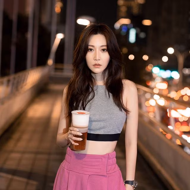 Được biết, Tăng Hoàn Đình rất có đầu óc kinh doanh và đã bắt đầu phát triển các lĩnh vực kinh doanh trái ngành được vài năm. Công việc phát triển, cô chi mạnh tay để mua căn biệt thự thứ 4.