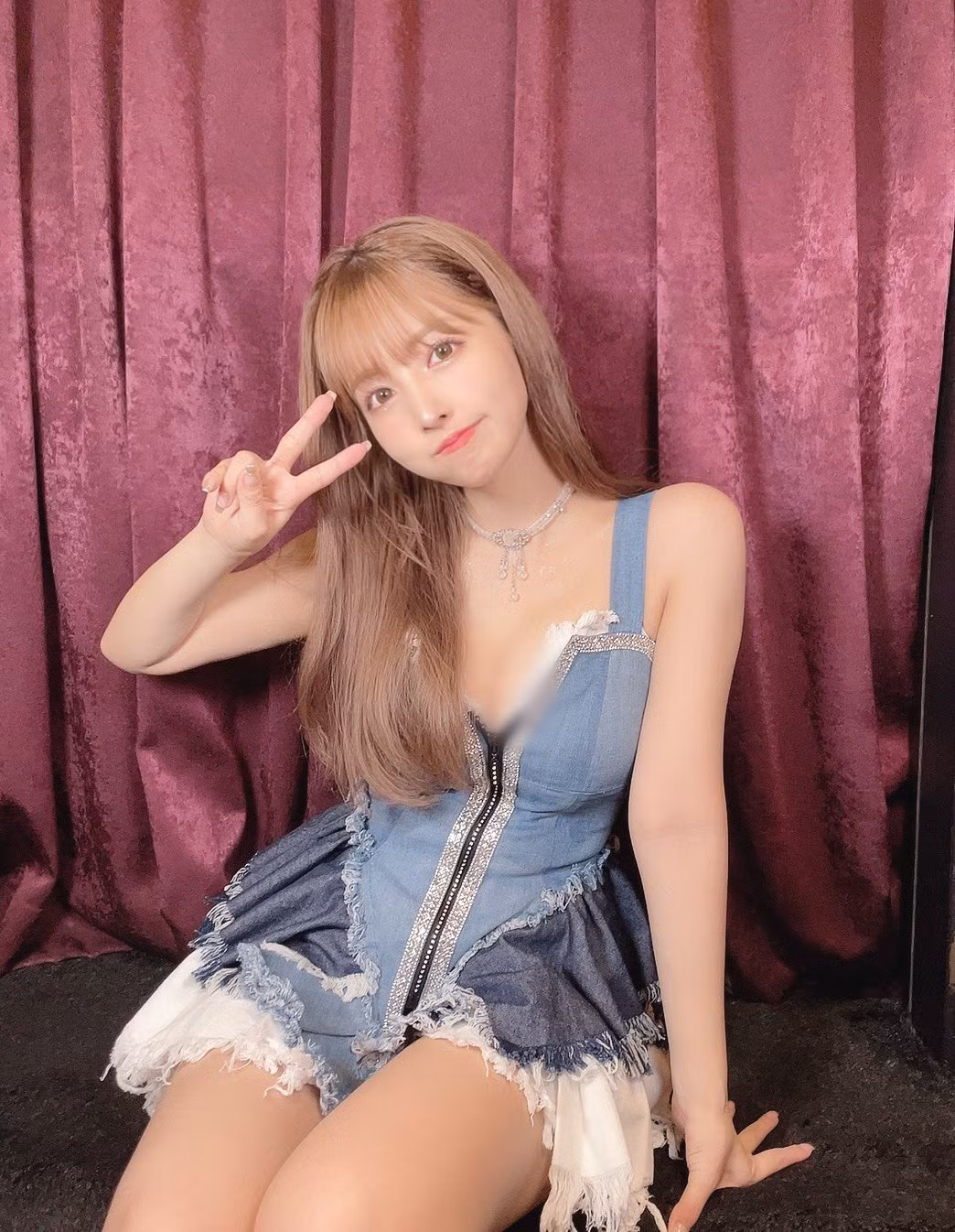 Sở hữu gương mặt sáng, bắt hình và làn da mịn màng, trắng hồng, Mikami Yua diện trang phục nào cũng bắt mắt.