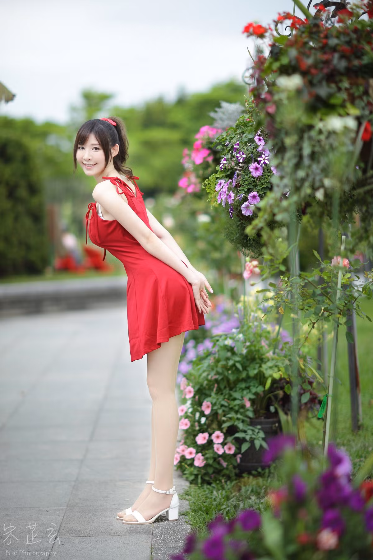 Chiếc váy màu đỏ giúp Chu Chỉ Huyền khoe trọng thân hình vạn người mê của mình.