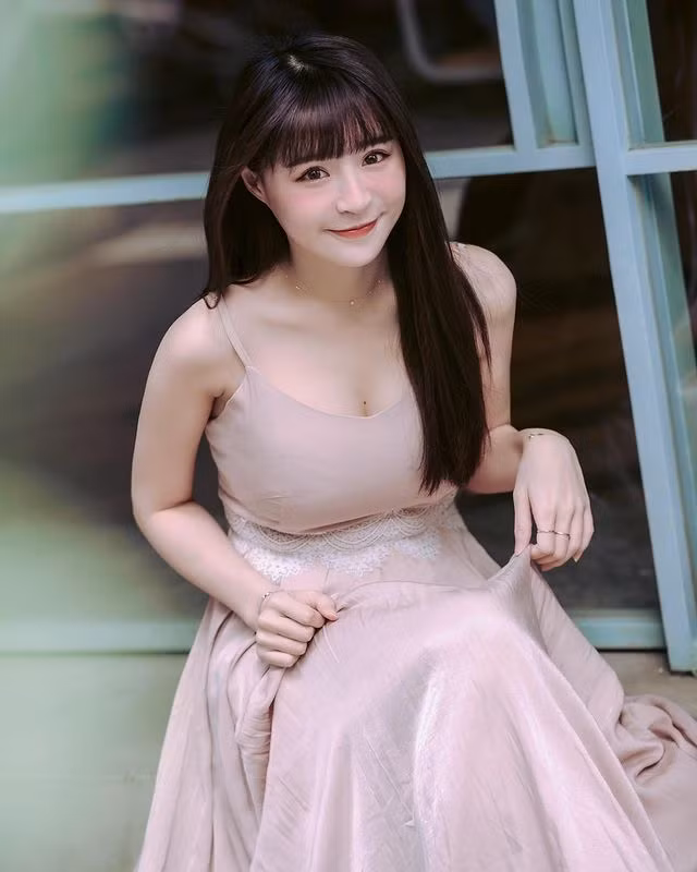 Phong cách thời trang của Ngô Tiệp An biến hóa đa dạng, lúc thì ngọt ngào, dịu dàng.