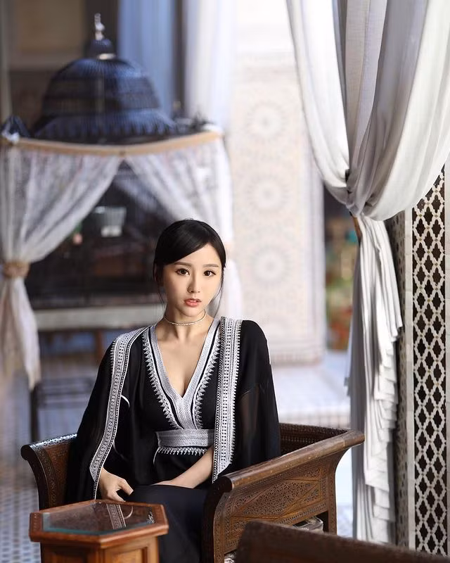 Khi đi sự kiện, Trần Tĩnh lựa chọn set đồ gợi cảm nhưng vẫn thanh lịch. Tuy có chút xẻ sâu nhưng bộ trang phục vẫn tôn lên vẻ quý phái của nữ diễn viên.