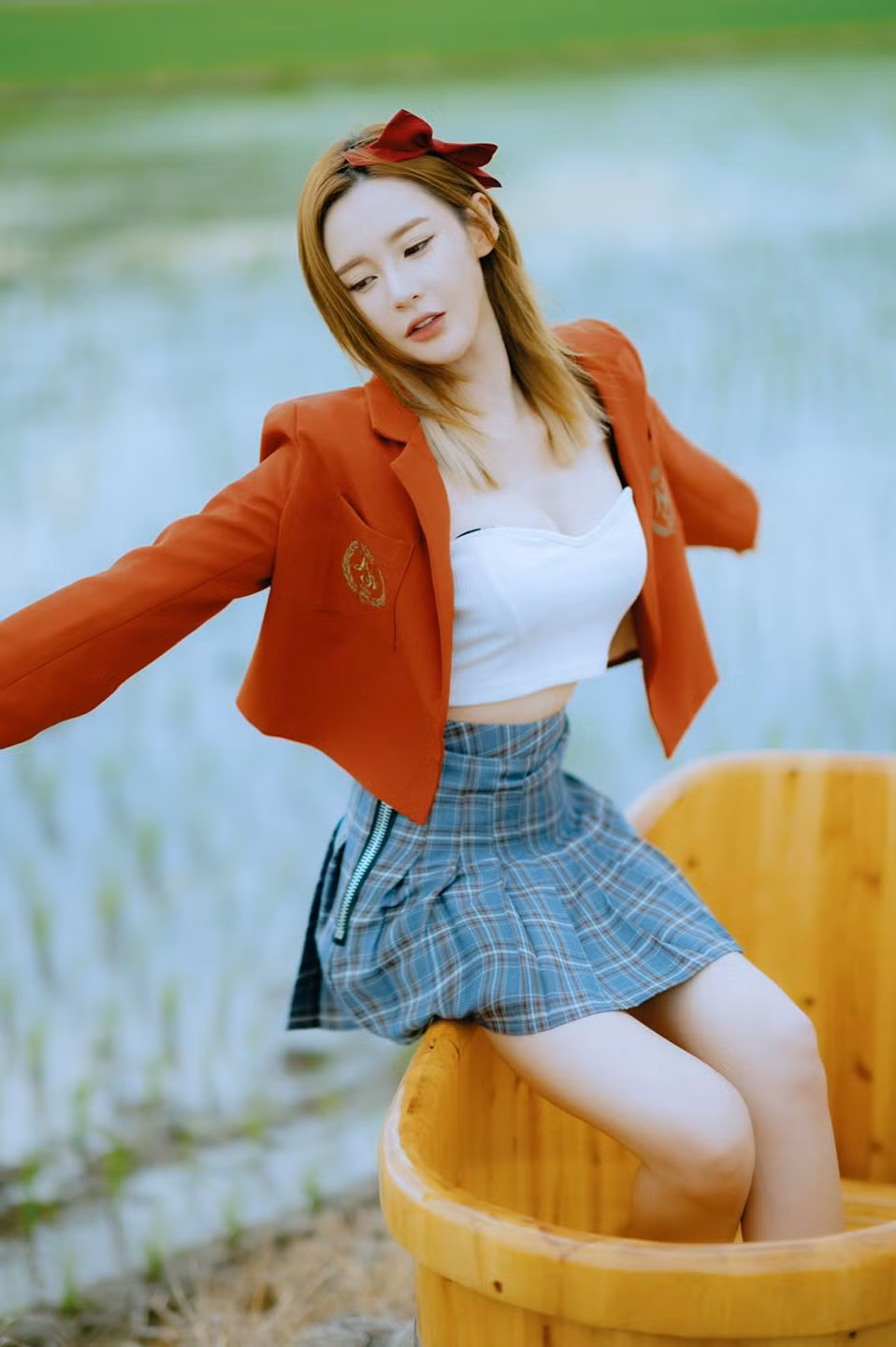 Với nhiều cô gái trẻ, Hoàng Thi Kỳ chính là hình mẫu lý tưởng của họ. Cô nàng đẹp dịu dàng trong những set đồ nữ tính.