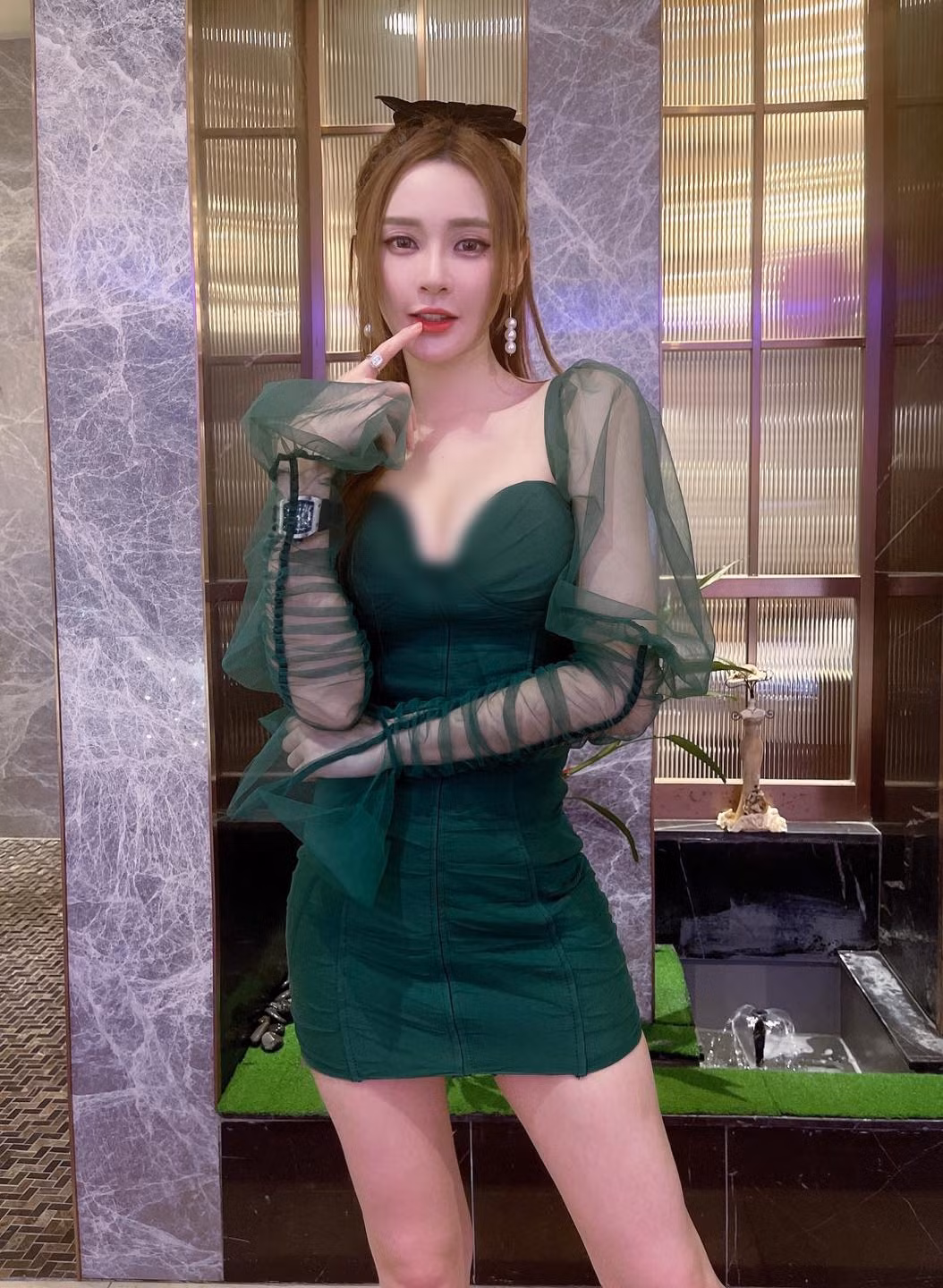 Set váy màu xanh lá cây đúng xu hướng của năm giúp Hoàng Thi Kỳ khoe được thân hình hoàn hảo và làn da trắng như trứng gà bóc.