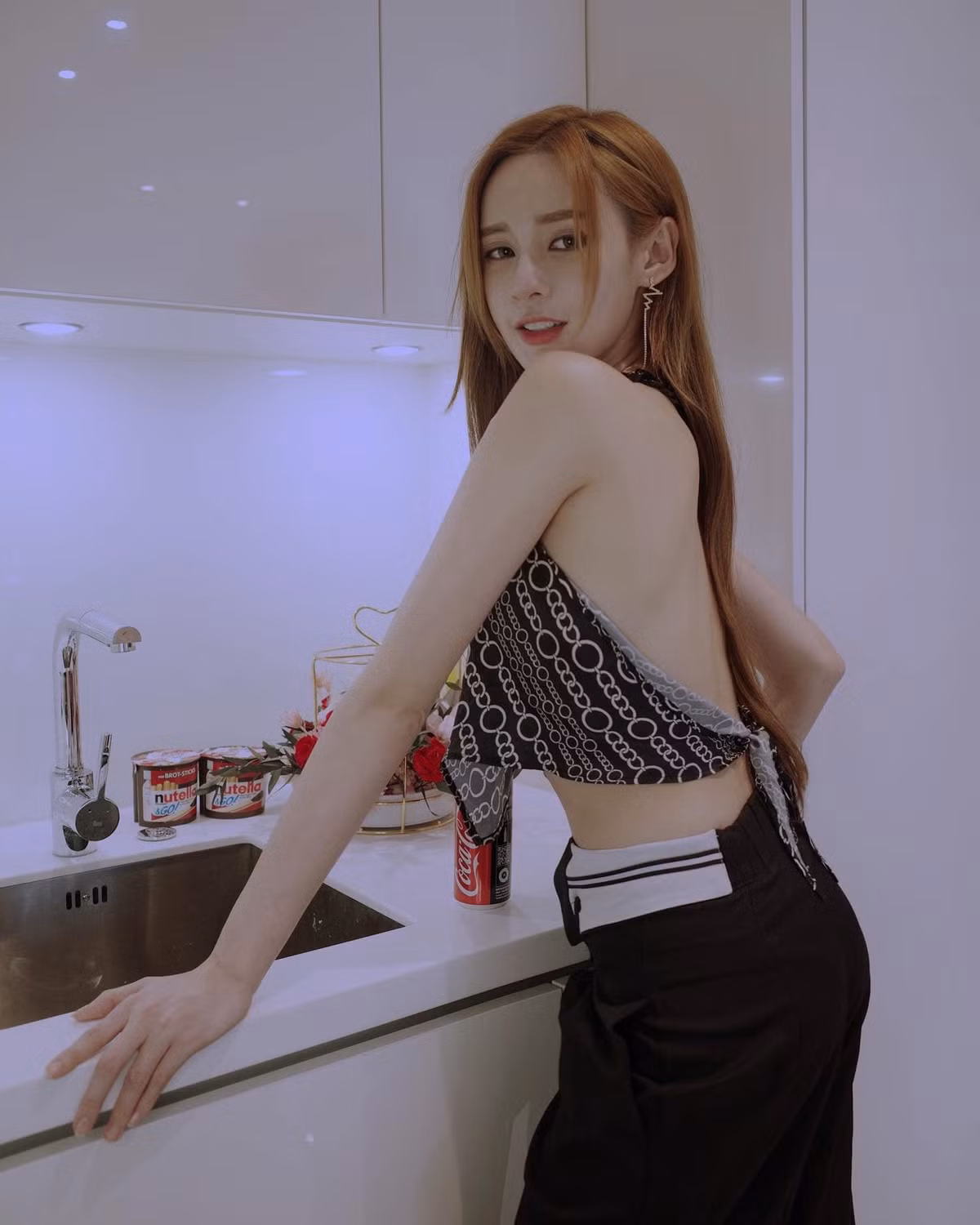 Nhờ có thân hình thon gọn, săn chắc, Hoàng Thi Kỳ thoải mái diện đủ các loại trang phục. Cô nàng cũng bắt trend hô biến khăn thành áo mùa hè năm nay.