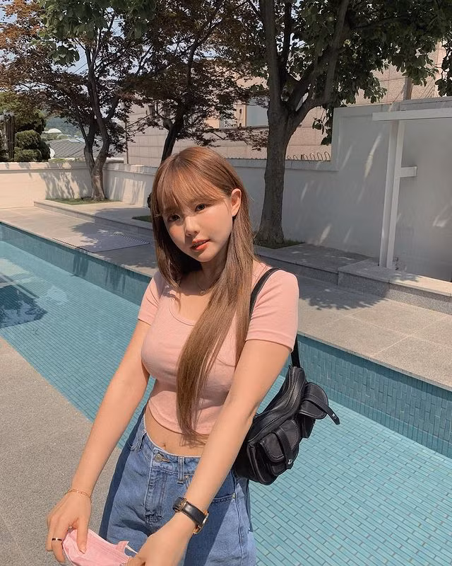 Hong Yeong-gi cũng có kênh Youtube cá nhân hàng trăm ngàn người đăng ký. Cô nàng dần trở nên nổi tiếng hơn và trở thành MC một số chương trình truyền hình.