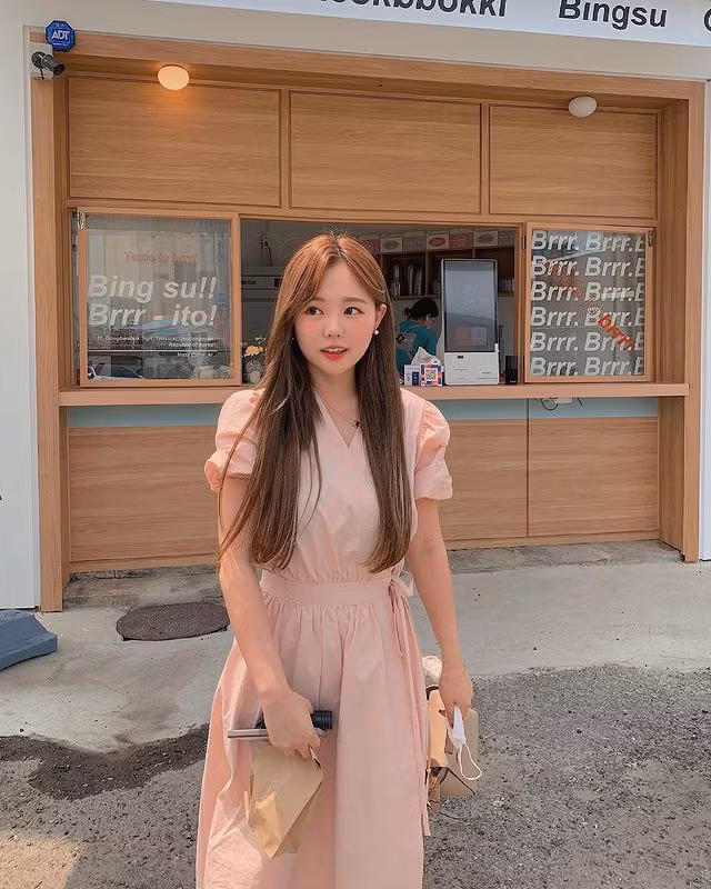 Ngoài những set đồ táo báo, Hong Yeong-gi còn rất yêu thích những chiếc váy dài, có màu trang nhã.