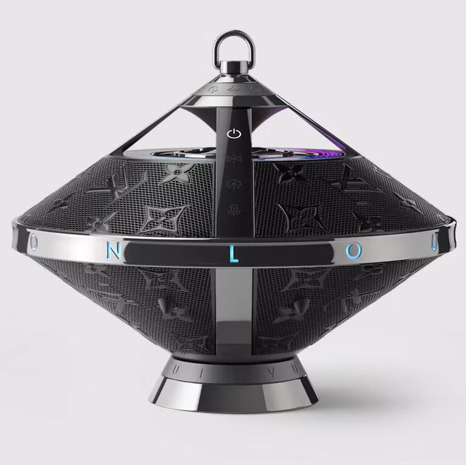 Không chỉ được bọc da, một số chi tiết của Horizon Light Up còn sử dụng kính và thép không gỉ. Xung quanh thiết bị là các biểu tượng đặc trưng của Louis Vuitton, vòng kim loại ở giữa và phần trong suốt gần đỉnh loa được phát sáng bởi 35 bóng đèn LED.
