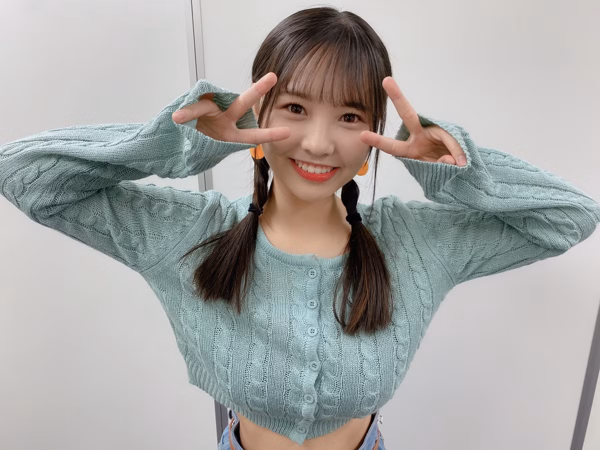 Thi thoảng, Hongo Yuzuha cũng phá cách khi diện crop-top và quần cạp cao, khoe vòng eo thon gọn của mình.