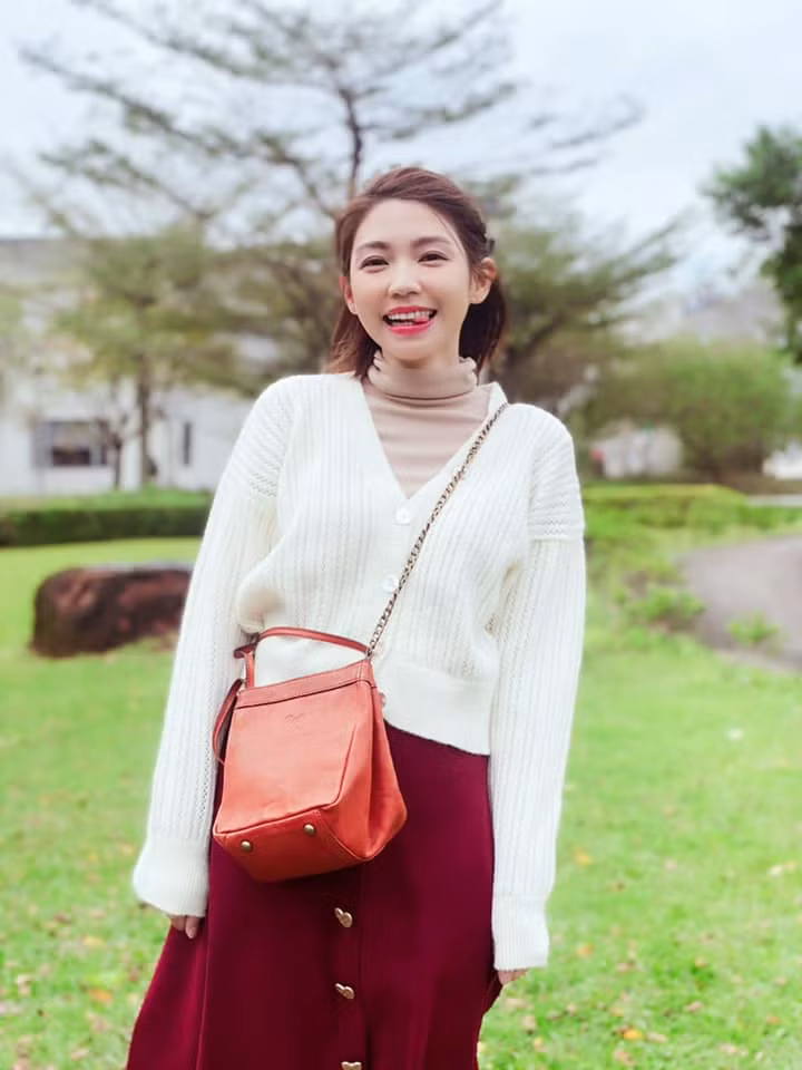 Sắc màu và trang phục mà nữ diễn viên lựa chọn đa phần đều nhã nhặn, nếu có sử dụng các gam màu nổi bật thì cũng kết hợp rất khéo léo.