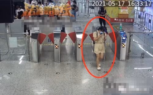 Xe quan ao livestream de lo vung kin noi cong cong, co gai nhan ket dang