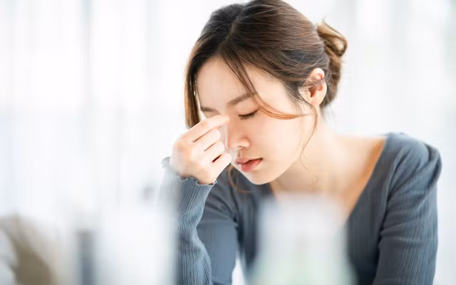 Vào mùa hè, cơ thể con người vốn dĩ rất dễ bị thiếu máu và tăng độ nhớt của máu, việc quay đầu đột ngột hoặc dùng lực đột ngột có thể dễ dàng khiến các mảng bám vốn đã có sẵn trong động mạch cảnh bị bong ra và gây nhồi máu não nếu mảng bám trôi đến. Đồng thời cũng với cơ chế như vậy có thể gây ra nhồi máu cơ tim, đe dọa tính mạng.