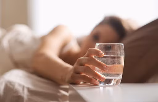 5 - Uống quá ít nước: Vào mùa hè, hãy nhớ uống nhiều nước hơn. Dưới nhiệt độ cao, nước trong cơ thể sẽ bị bốc hơi một lượng lớn, nếu không được bổ sung kịp thời sẽ dễ làm tăng độ nhớt của máu và làm gia tăng tai biến các bệnh tim mạch, mạch máu não.
