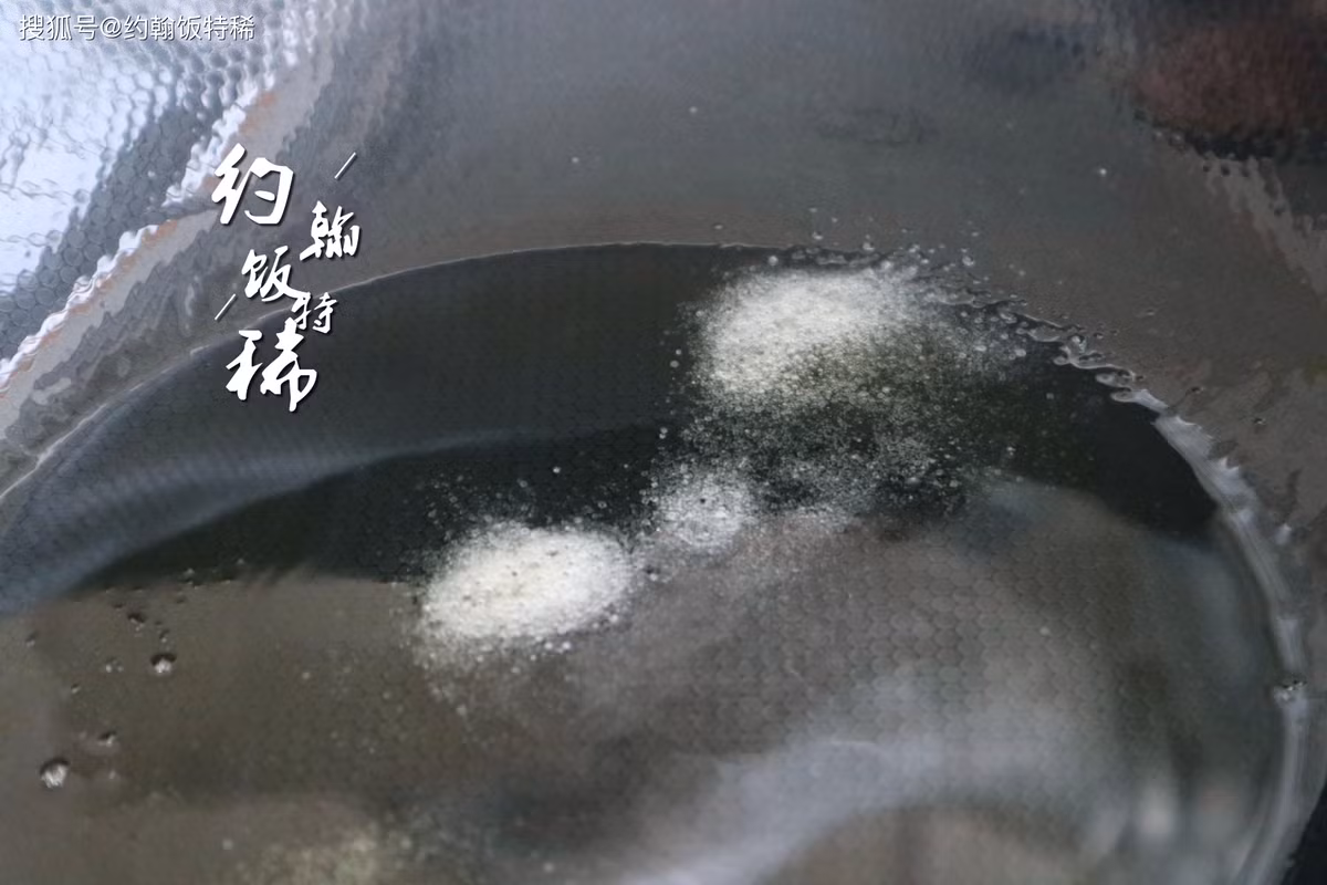 4: - Đun nóng chảo, cho dầu vào, nếu có mỡ lợn ở nhà thì dùng mỡ thơm hơn. Khi dầu nóng thì cho một chút muối, sau đó cho cá rô phi vào, chiên sơ trên lửa vừa đến nhỏ rồi lật mặt cá.