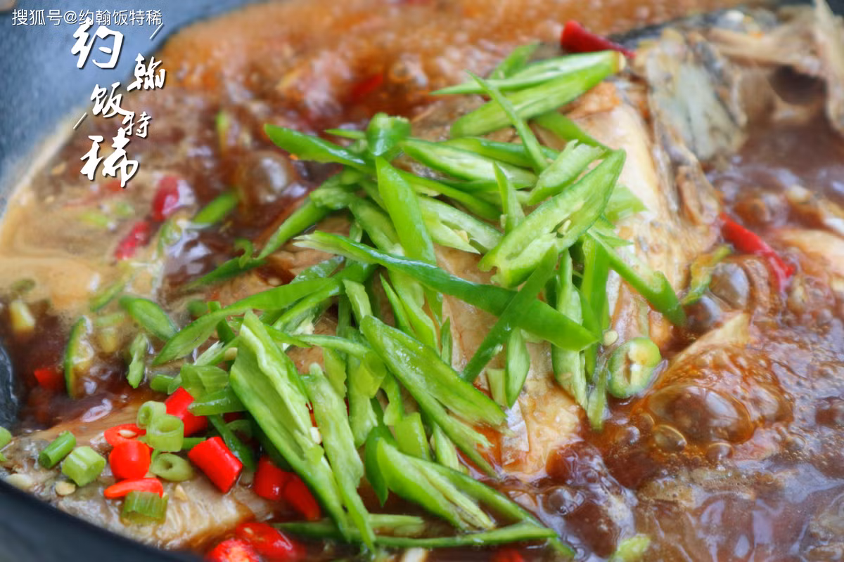 6 - Sau đó lật mặt cá, cho ớt xanh và đỏ vào, đậy vung đun nhỏ lửa trong 1 phút, cuối cùng đun trên lửa lớn, sôi là bắc ra khỏi bếp.