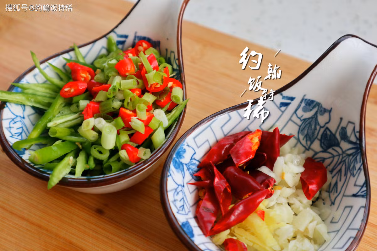 3 - Băm nhỏ ớt xanh và ớt đỏ để dùng sau, sau đó chuẩn bị vài lát gừng, tỏi và ớt khô.